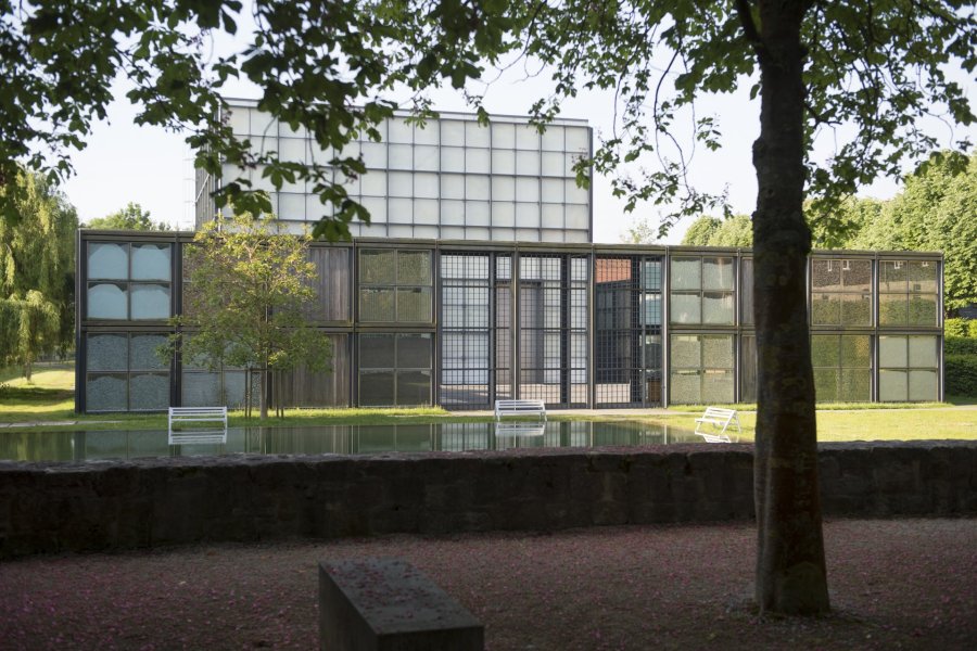 Pavillon mit Baum